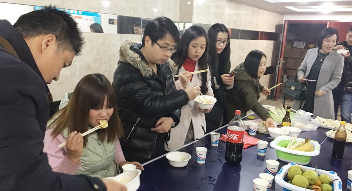 公司开展“冬至包饺子，，，，，快乐工作”活动
